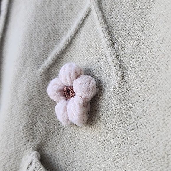 Isai Puffy Flower Mid Weight Scalloped Trim Knit Cardigan - Picture 2 of 6